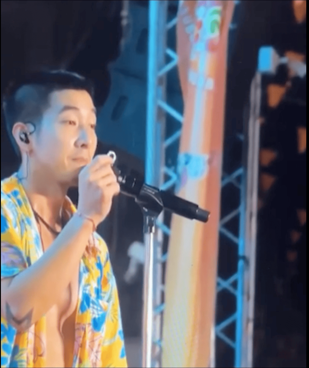 "โตโน่" ถอดแหวน! มอบแฟนเพลงกลางเวทีสุโขทัย เก็บไว้เป็นที่ระลึก
